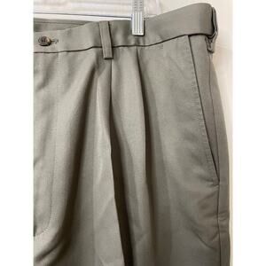 Non Iron, Moisture Wicking, Haggar Shorts Mens Taupe Color Size 42 NWT